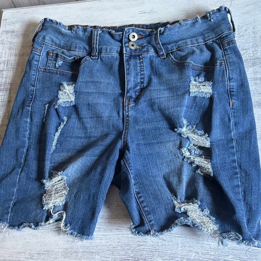 !it Kylie High Rise Curvy Ripped Blue‎ Jean Shorts